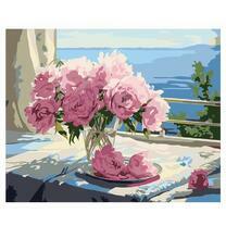 Букет пионов в прозрачной вазе на столе