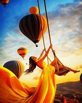 Девушка на качели с видом на воздушные шары