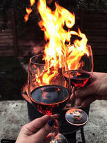 Вечер с вином у камина